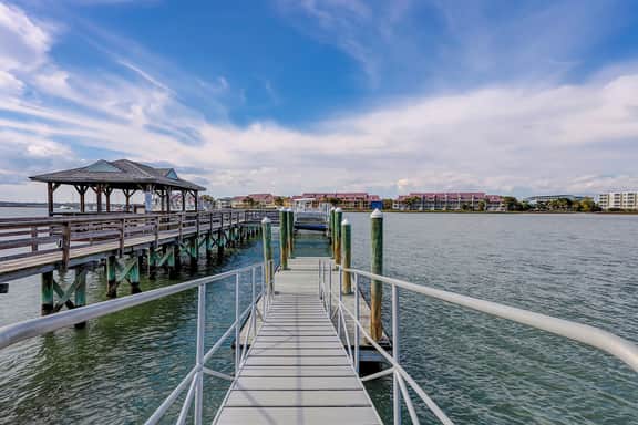 Inviting waterfront townhouse with beach access, balcony, W/D, pool & dock - Image 3