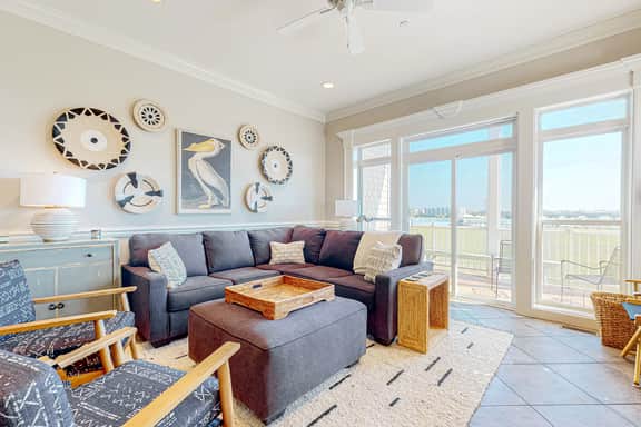 Inviting waterfront townhouse with beach access, balcony, W/D, pool & dock - Image 5