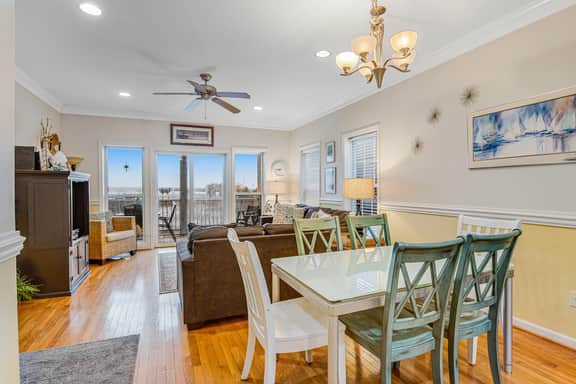 Townhouse with marsh & river views - access to crabbing dock & pool - Image 5