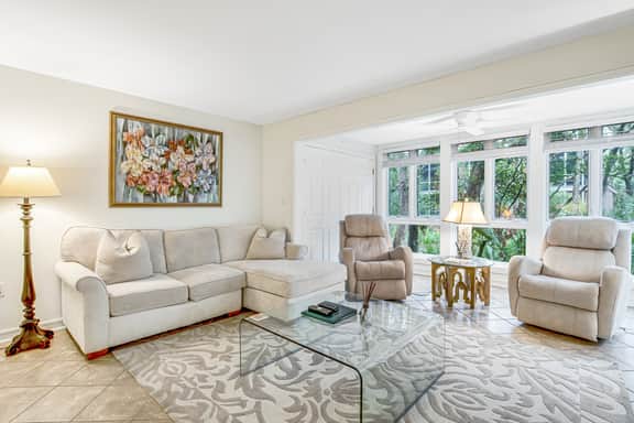 Charming condo with private beach access, on-site golf, high-speed WiFi & AC - Image 3