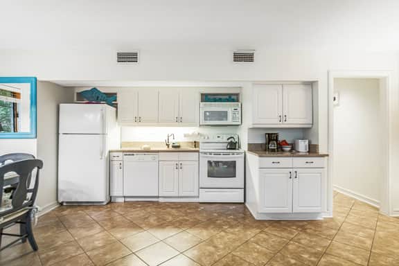 Charming condo with private beach access, on-site golf, high-speed WiFi & AC - Image 5