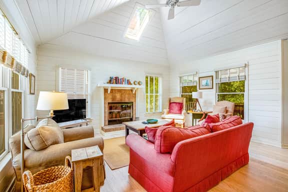 Casual cottage w/screened porch & shared pool - walk to the beach - Image 2