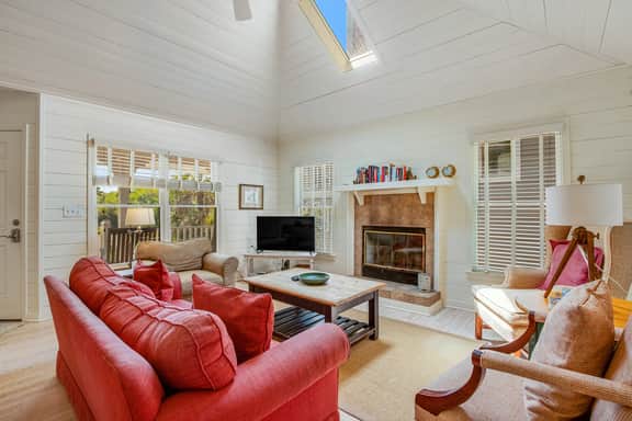 Casual cottage w/screened porch & shared pool - walk to the beach - Image 4