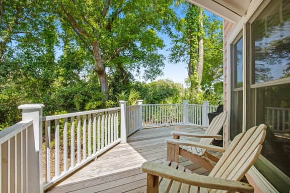 Casual cottage w/screened porch & shared pool - walk to the beach - Image 3