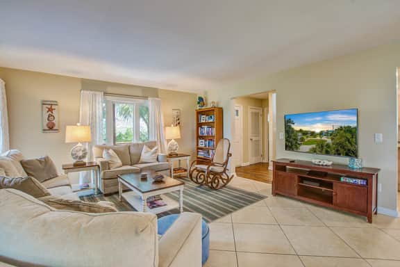 Restful beach home w/ large screen porch and open deck - easy walk to beach - Image 4