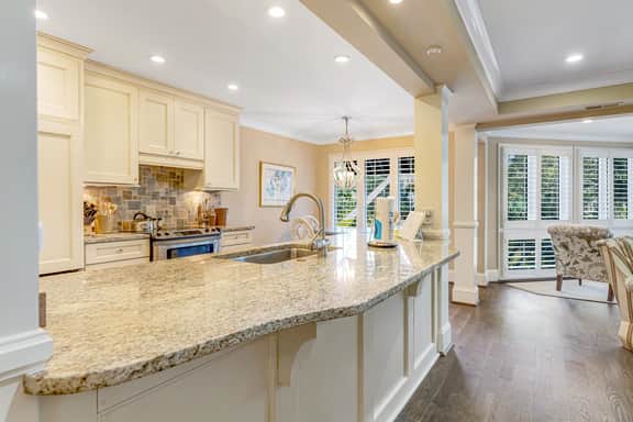 First Floor Villa with Lagoon Views and within walking distance of the beach - Image 2