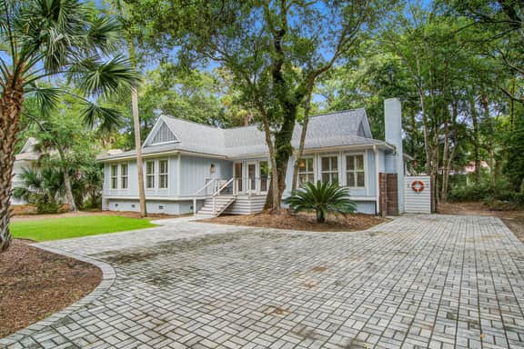 Stunning home, close to beach with large deck, pool & outdoor shower - Image 2