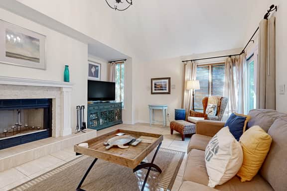 Gorgeous condo w/ shared tennis court & nearby playground - Image 3