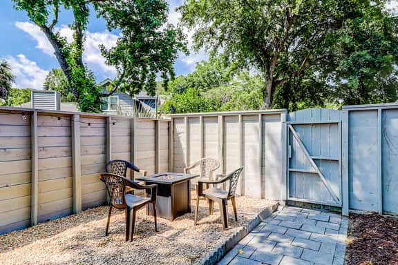 Coastal cottage with yard, near shopping & dining in Old Village District - Image 2