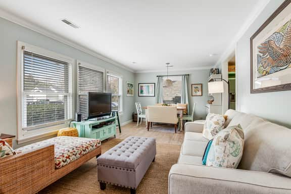 Darling, renovated home w/ beautiful backyard, W/D & WiFi - near beaches - Image 3