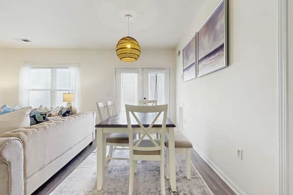 Sunny 2BR Pool View in Pet Friendly Resort w/ Pool Access - Image 5