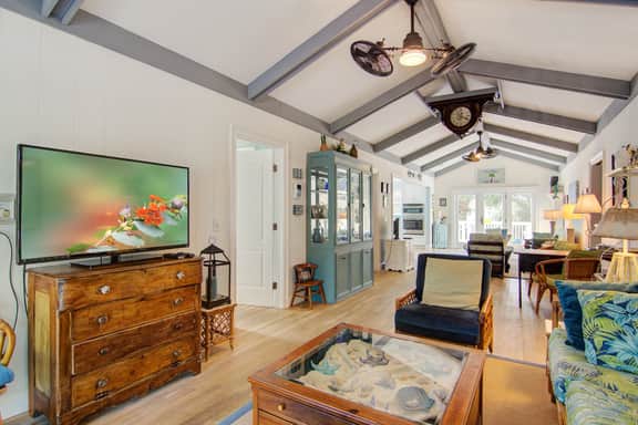Dog-friendly coastal cottage w/deck & private gas grill - short walk to beach - Image 4