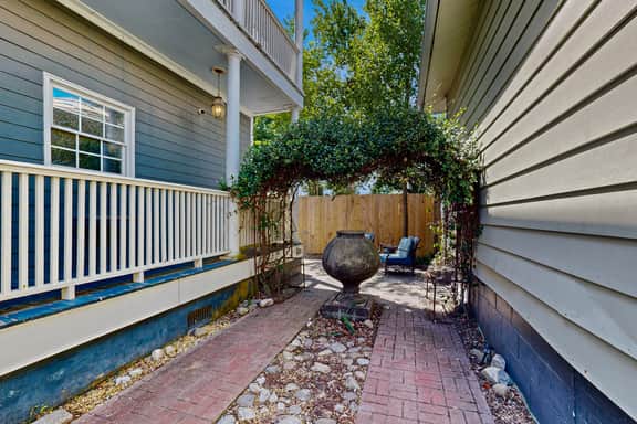 North Central, 30-Day Rental Home w/Double Porches, Garden Patio, and Free WiFi - Image 3