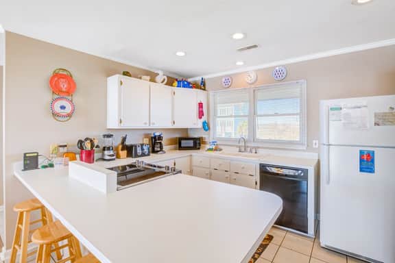 Stylish Oceanfront Home in a Great Location with WiFi & a Wood-Burning Fireplace - Image 5
