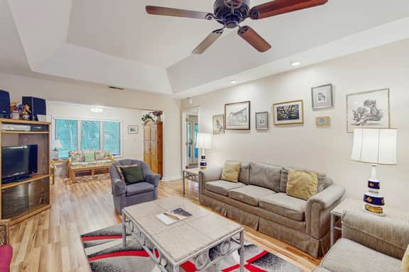 Scenic-view cottage with sunroom, deck, kitchen & pool - close to beach & golf - Image 2
