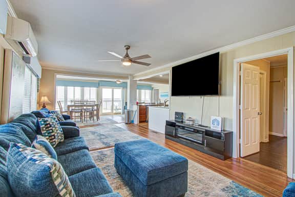 Recently updated Dog-friendly oceanfront home, lots of deck space & game room - Image 3