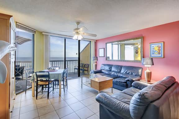 Oceanfront, fourth-floor villa with balcony, amazing view & 2 shared pools - Image 3