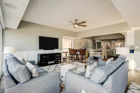 Oceanfront condo on the beach with shared pool, hot tub, & gorgeous decor - Image 2