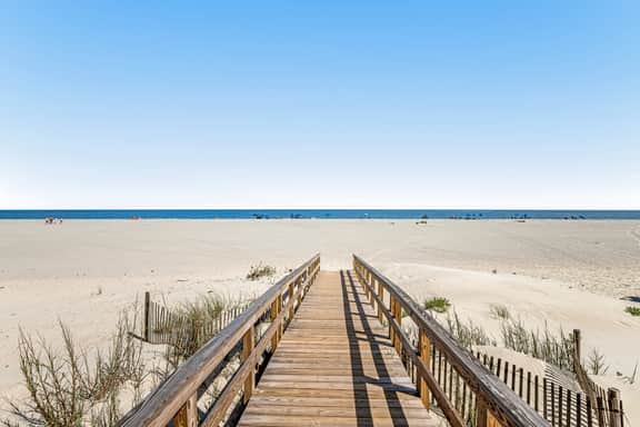 Oceanfront condo on the beach with shared pool, hot tub, & gorgeous decor - Image 5