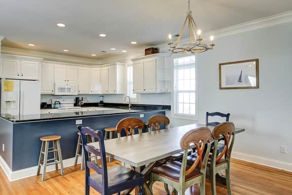 Gorgeous home with private pool, deck, enclosed patio, central AC, & balcony - Image 2