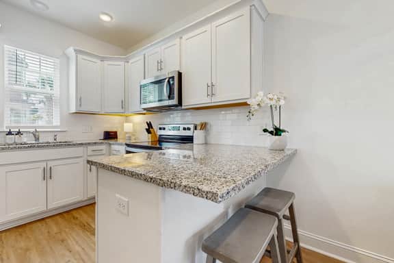 1BR loft in Pet Friendly Resort w/ pool, hot tub & parks - Image 4