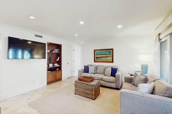Lagoon-Front Villa w/ Screened Porch, WiFi & AC - Steps to Beach, Tennis & Golf - Image 4
