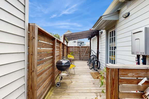 Sleek Cottage - High-Speed WiFi, Central AC, Private Deck - Walk to Restaurants - Image 2