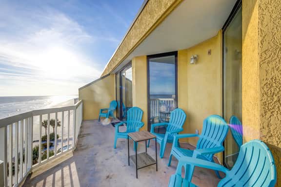 Oceanfront villa with incredible views, balcony & 2 community pools - Image 2
