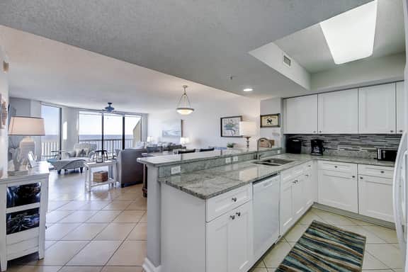Oceanfront villa with incredible views, balcony & 2 community pools - Image 5