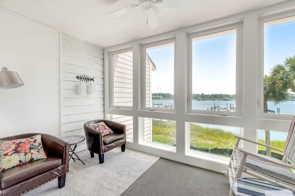 Second-floor villa w/ river views & community pool, tennis courts, and dock - Image 2