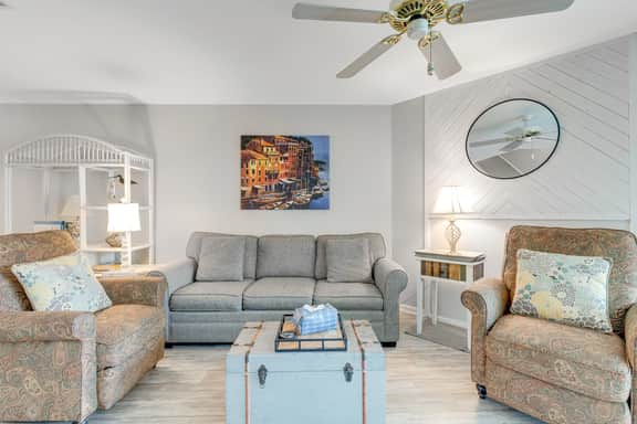 Second-floor villa w/ river views & community pool, tennis courts, and dock - Image 5