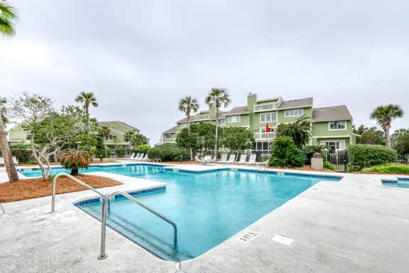 Townhouse-style villa with screened porch & pool access - short walk to beach - Image 3