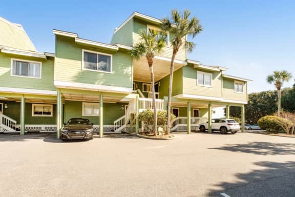 Townhouse-style villa with screened porch & pool access - short walk to beach - Image 2
