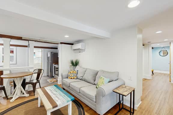 Cozy ground-floor home with AC - walkable to beach, shops & restaurants - Image 2