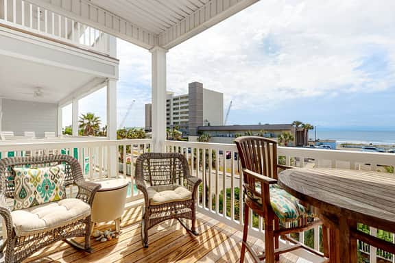 Stylish Oceanview Condo: Pool, Parking & Prime Location! - Image 2