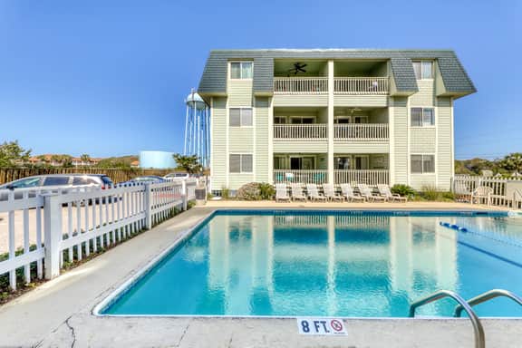 Updated condo by the beach with balcony & pool - walk to IOP dining & shops - Image 3