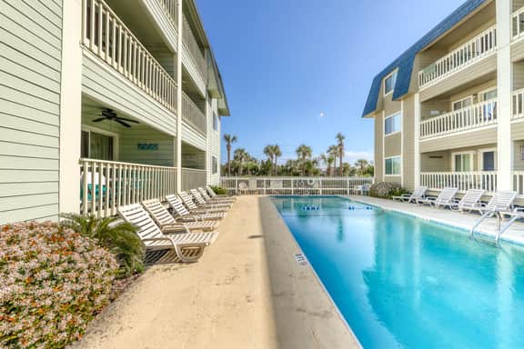 Updated condo by the beach with balcony & pool - walk to IOP dining & shops - Image 4
