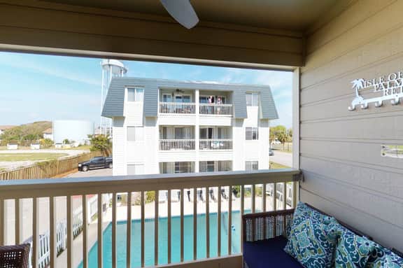 Updated condo by the beach with balcony & pool - walk to IOP dining & shops - Image 2