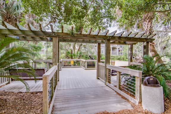 Quaint top floor lagoon view condo w/ community pool access - walk to the beach - Image 3