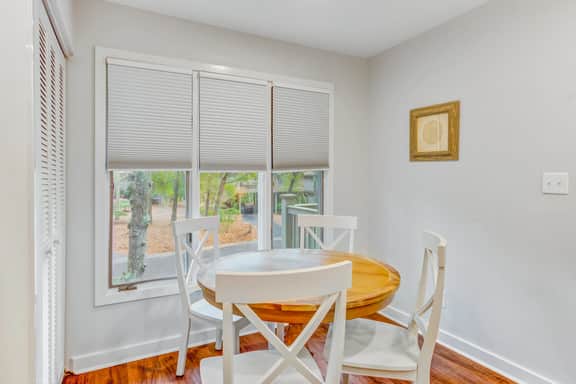 Scenic view cottage w/ Free Wifi - just a short walk to the beach & park - Image 4