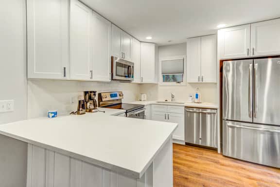 Scenic view cottage w/ Free Wifi - just a short walk to the beach & park - Image 5