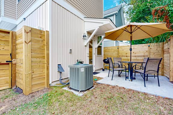 New and Updated Home- Close to charming downtown Charleston - Image 3
