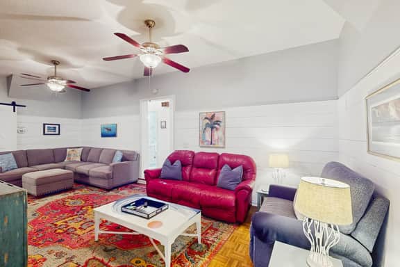 Welcoming home steps to the beach and downtown with WiFi and screened porch - Image 3