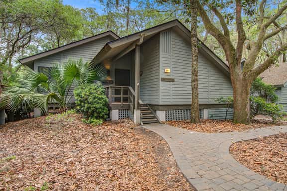 Cottage with natural wooded view - walking distance to beach/ lots of trails - Image 2