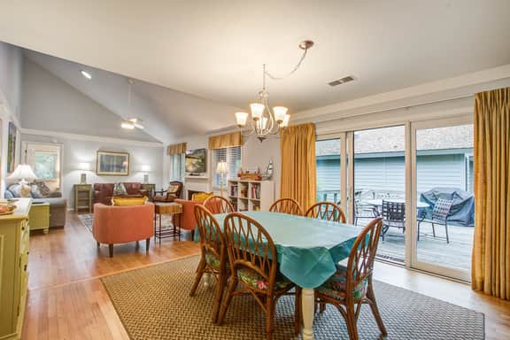 Cottage with natural wooded view - walking distance to beach/ lots of trails - Image 4