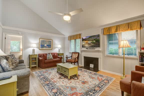 Cottage with natural wooded view - walking distance to beach/ lots of trails - Image 3