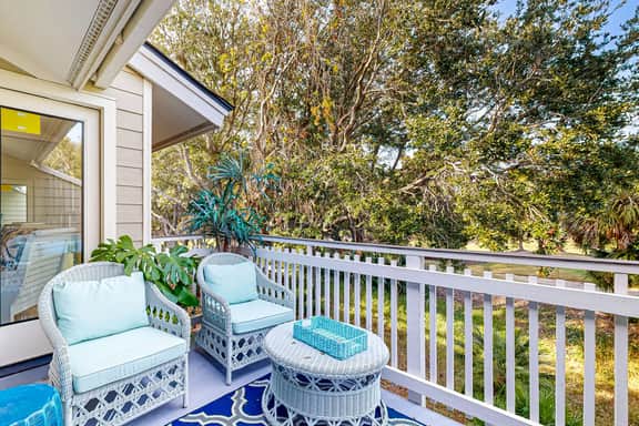 Updated townhouse with outside deck, shared pool, tennis, pickleball and beach - Image 3