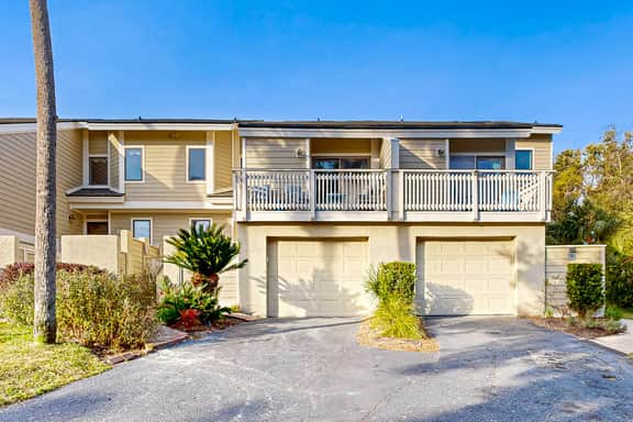 Updated townhouse with outside deck, shared pool, tennis, pickleball and beach - Image 2