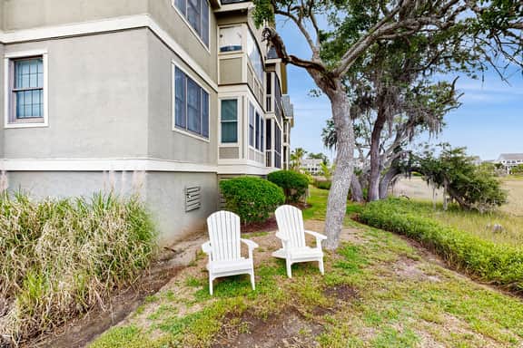 Charming Coastal Condo, with Shared Pool, Fitness Center & Dock - Image 3