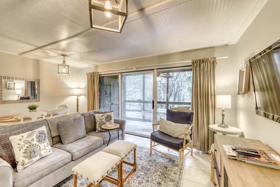 Well-equipped Condo with Screened Porch & Lake View - Near Beach, Dogs Welcome - Image 4